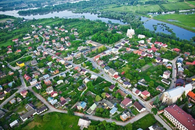 Zobaczcie na kolejnych slajdach jak na przestrzeni lat wygląda w gminie Solec nad Wisłą liczba mieszkańców, zgonów, narodzin, ślubów, rozwodów>>>