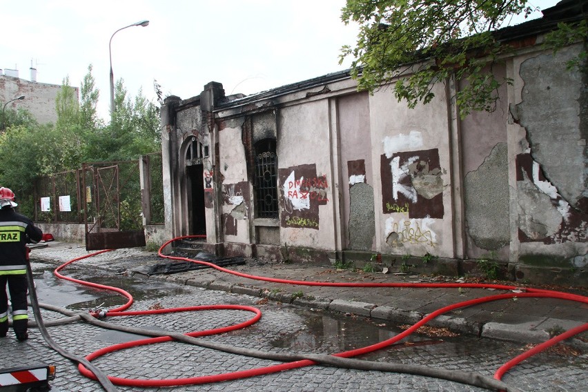 Pożar przy Żwirki. Płonęła dawna portiernia zakładów Norbelana [ZDJĘCIA]