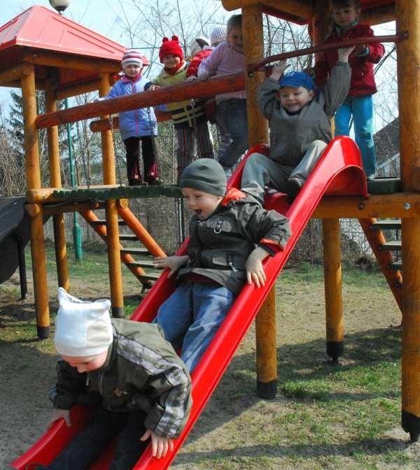 Przedszkolaki chętnie bawią się na nowych sprzętach