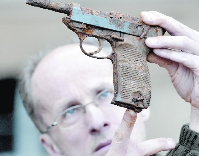 Tadeusz Blachura z Lubuskiego Muzeum Wojskowego w Drzonowie mówi, że do nich trafiły jedynie bardzo zniszczone egzemplarze broni odnalezionej w Kostrzynie.