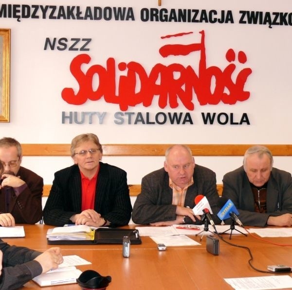 Komitet protestacyjny złożony z pięciu związków zawodowych, ogłosił pogotowie strajkowe.