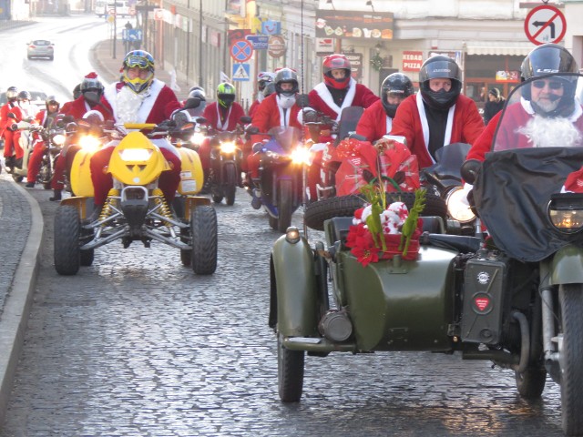 Moto Mikołaje na Rynku w Wadowicach. Wcześniej byli też m.in. w Zatorze i w Spytkowiach
