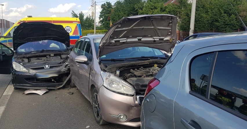 Nowy Sącz wypadek. W zderzeniu czterech aut i potrąceniu rowerzysty ucierpiały dwie osoby [ZDJĘCIA]