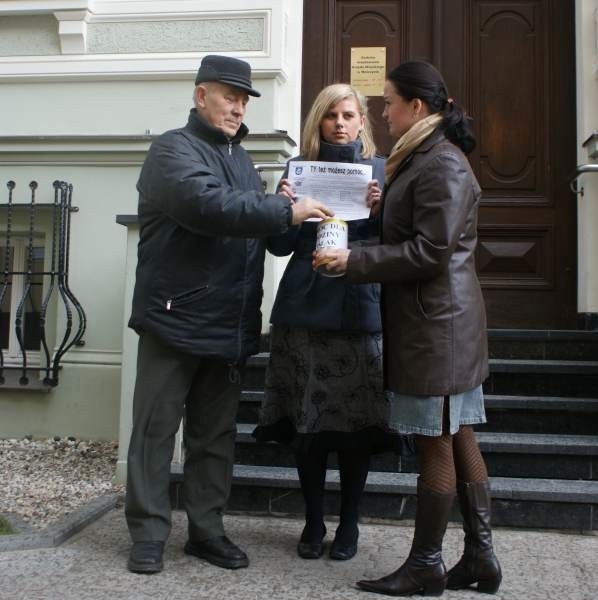 Anna Świątek-Tokarska (z prawej) i Sabina Sroka z urzędu miasta w Wołczynie już wczoraj zachęcały mieszkańców do zbiórki.