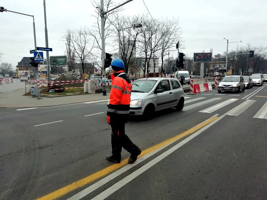 Organizacja ruchu na pl. Orląt Lwowskich od rana przechodzi...