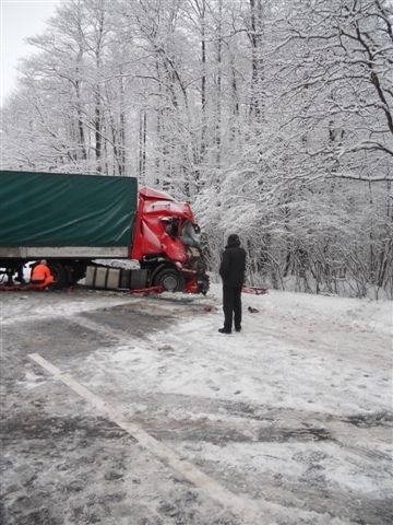 Autobusem podróżowało 21 osób i kierowca. Nikomu z podróżnych nic się nie stało. Nie ucierpiał tez nikt z jadących ciężarówkami. Jedynie  kierowca samochodu osobowego doznał nielicznych drobnych otarć.Od godz. 6.20, kiedy doszło do kolizji, służby pracują nad usuwaniem jej skutków. Droga Wyszków &#8211; Ostrów Maz. jest nadal zablokowana. Samochody pomocy drogowej w tej chwili &#8222;ściągają&#8221; ciężarówki i autobus z trasy. Objazd wyznaczono przez teren gminy Brańszczyk. 