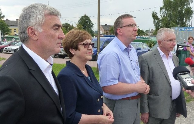 Poseł Andrzej Bętkowski (pierwszy z lewej) przeforsował w krajowych władzach Prawa i Sprawiedliwości swojego kandydata na prezydenta Skarżyska. Starosta skarżyski Michał Jędrys (na zdjęciu drugi z prawej) nie otrzymał rekomendacji, choć wspierali go posłowie Maria Zuba i lider świętokrzyskiego PiS Krzysztof Lipiec.