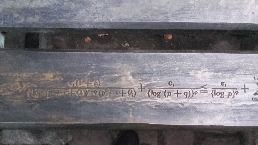 Na ławce umieszczone też zostały wzory matematyczne