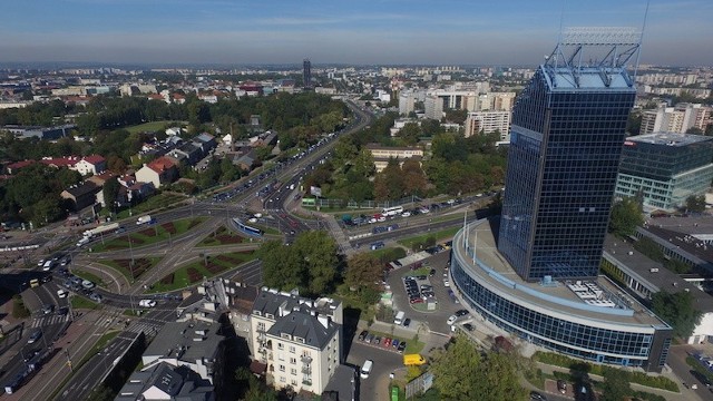 Znakami rozpoznawczymi Grzegórzek są m.in. 20-kondygnacyjny Błękitek (po prawej), jak też słynny szkieletor w rejonie ronda Mogilskiego (w oddali)