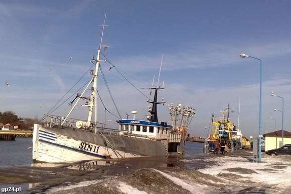 Na pierwszym planie kuter szwedzki, za nim estoński. Oba przepłynęły z dorszami pół Bałtyku, żeby sprzedać je w Ustce, bo aż dwie trzecie polskich kutrów ma zakaz łowienia tych ryb.