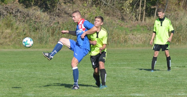 Napastnik KS-u Cygany - Grzegorz Łącz (pierwszy z lewej) – w pierwszej połowie zdobył w Hadykówce dwie bramki. Nie zagrał całego meczu, bo o godzinie 15 sędziował mecz w Dąbrowicy.