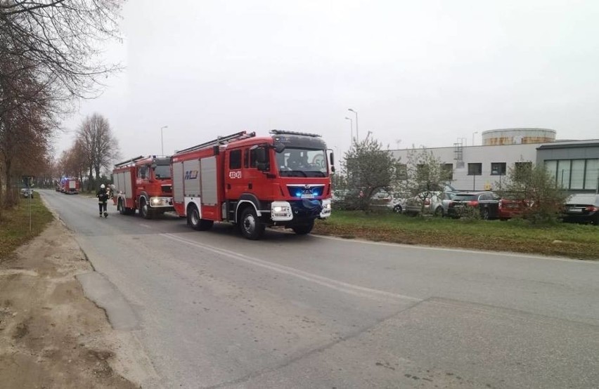 Droga powiatowa 1514G z Pucka do Kosakowa zablokowana 27.11.2019. Służby otrzymały informacje o podłożonej bombie na terenie KPMG Kosakowo