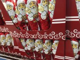 W markecie oferują znicze i czekoladowe Mikołaje. - Nie poczekali już nawet do listopada ze świątecznymi słodyczami - zauważa Czytelniczka