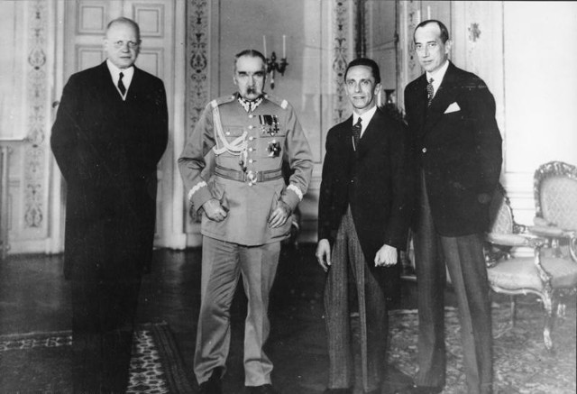 Niemiecki ambasador, Hans Adolf von Moltke, Józef Piłsudski, niemiecki minister propagandy Joseph Goebbels i Józef Beck na spotkaniu w Warszawie pięć miesięcy po podpisaniu paktu o nieagresji polsko-niemieckiej