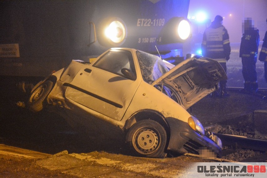 Wypadek pod Oleśnicą. Pociąg zmiażdżył auto osobowe (ZDJĘCIA)