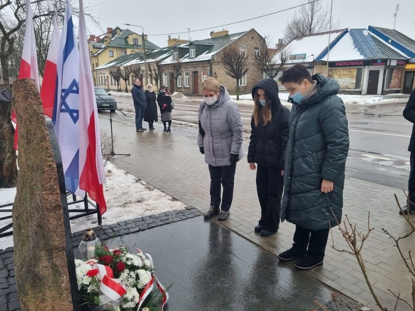 W Suwałkach uczczono pamięć ofiar Holocaustu. Prezydent złożył kwiaty pod obeliskiem