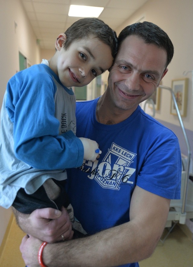Wsparcia potrzebuje i Kubuś, i jego tata - Jarek, który sam wychowuje  trzech chłopców