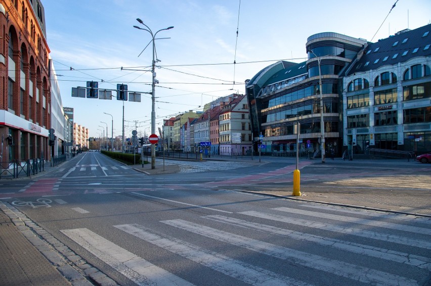 Ulice Wrocławia są opustoszałe, a to najlepszy dowód na to,...