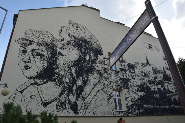Nowy mural przedstawia chłopca i dziewczynę oraz panoramę Lwowa. Powstał przy skwerze Bohaterów Zadwórza 1940 - na rogu Lwowskiej Szewskiej