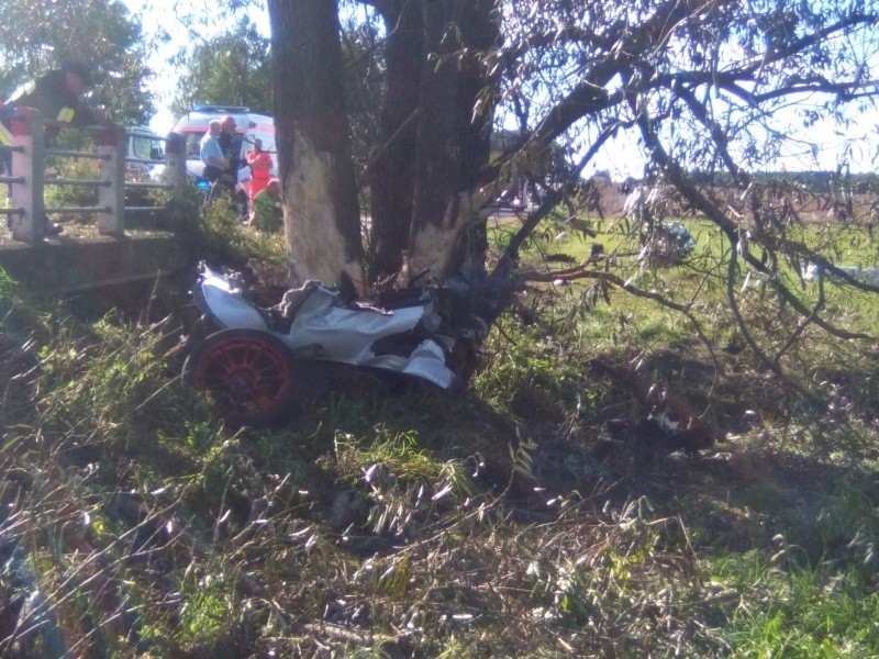 Śmiertelny wypadek na drodze Jasionówka - Czarnystok. Porsche uderzyło w drzewo (zdjęcia)