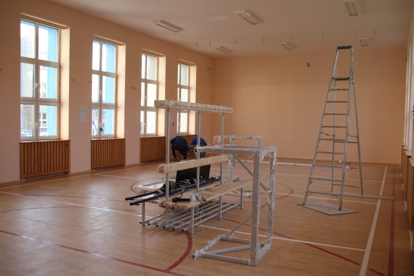 W Wierzbicy i w Rudzie Wielkiej trwa modernizacja sal sportowych w szkołach. Zobacz zdjęcia
