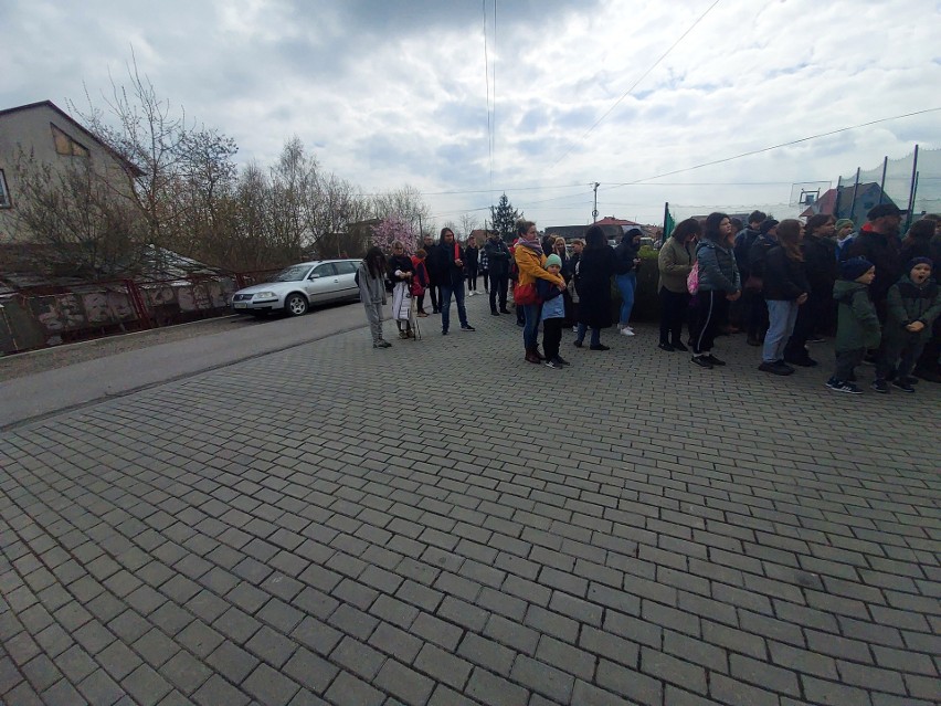 Trwa 18. Marsz Szlakiem Puławiaków Powstańców Styczniowych Dwikozy - Słupcza - Sandomierz. Idzie ponad 180 piechurów