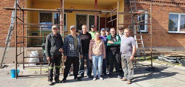 Na zdjęciu ekipa, która brała udział w wymianie dachu na budynku remizy w Przełaju.