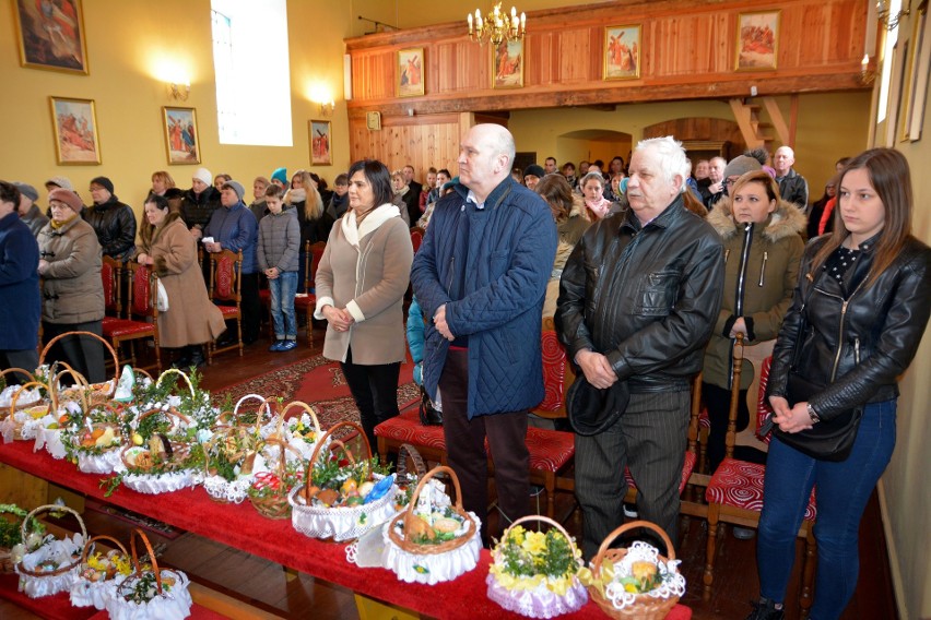 Wierni, zgodnie z tradycją, udali się do kościołów, by...