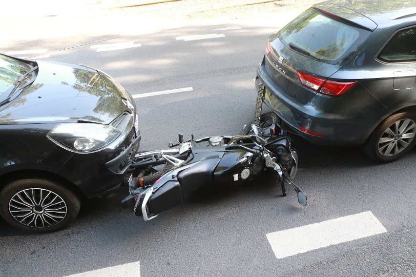 Wypadek dwóch aut i motocykla na Mickiewicza. Młoda motocyklistka w szpitalu (ZDJĘCIA)