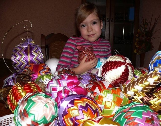 Olivia bardzo chętnie pomagała rodzicom w robieniu pięknych bombek. Będzie je można kupić na niedzielnym kiermaszu ozdób świątecznych w Połańcu.