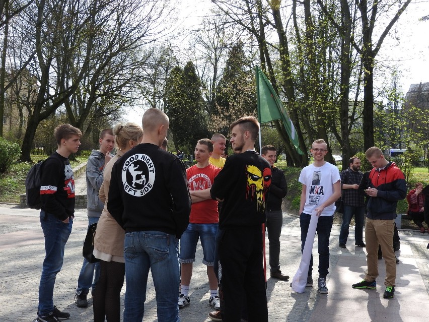 Młodzież Wszechpolska protestowała w sobotę na placu przed...