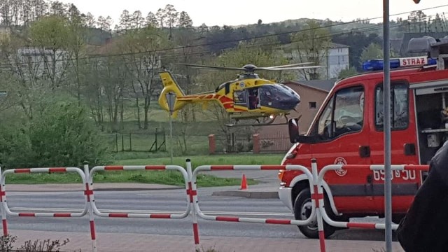 Na miejsce wypadku wezwano helikopter Lotniczego Pogotowia RatunkowegoZobacz kolejne zdjęcia. Przesuwaj zdjęcia w prawo - naciśnij strzałkę lub przycisk NASTĘPNE