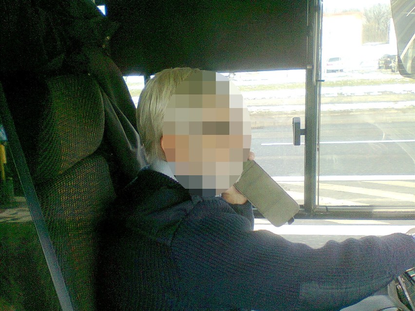 Autobus się spóźnia, a kierowca zajęty rozmową przez telefon (LIST)