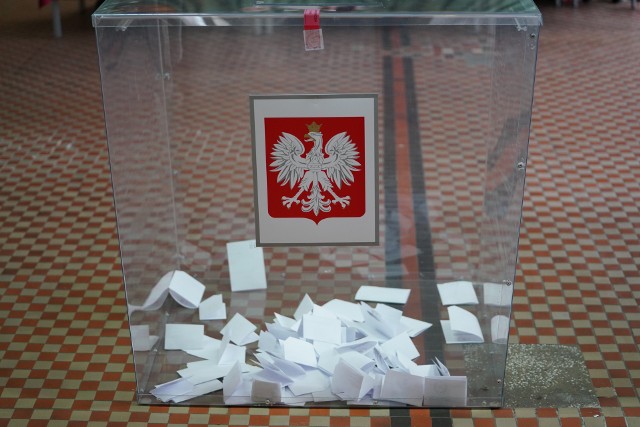 Urna wyborcza w jednej z komisji referendalnych w Miastku.