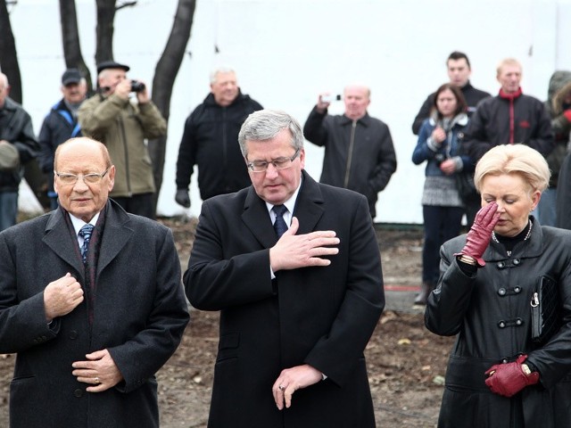 Prezydenci Tadeusz Ferenc, Bronisław Komorowski i posłanka Krystyna Skowrońska podczas poświęcenia wyremontowanej ulicy.
