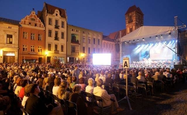 Festiwal Piosenki i Ballady Filmowej od lat kończy się koncertem galowym na Rynku Nowomiejskim