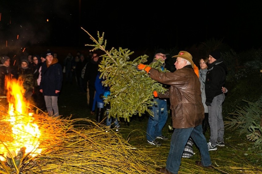 Police. Spalili swoje stare choinki. Nietypowa impreza na polanie [ZDJĘCIA]