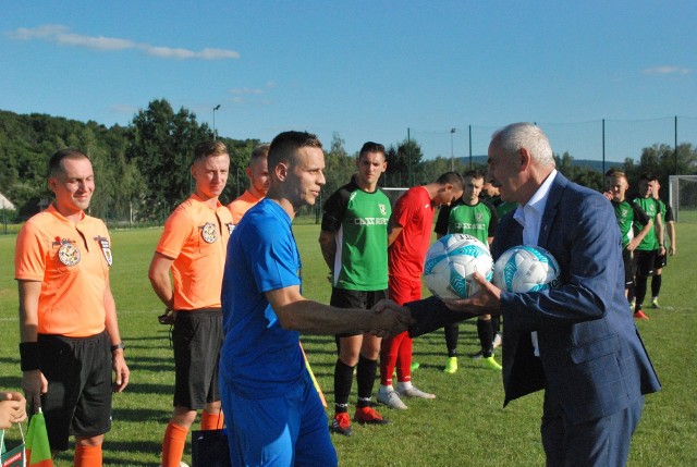 GKS Rudki na inaugurację czwartej ligi zremisował z Pogonią Staszów 1:1. Przed rozpoczęciem spotkania ksiądz Marek Walczak, wiceprezes zarządu Świętokrzyskiego Związku Piłki Nożnej do spraw podokręgu Sandomierz na ręce kapitana „Gieksy” Radosława Dawidowicza przekazał okolicznościowy puchar za awans do czwartej ligi.Gratulacje i życzenia na nowy sezon ekipie z gminy Nowa Słupia, a także drużynie prowadzonej przez trenera Jacka Kurantego, składał Maciej Długosz, dyrektor Departamentu Edukacji, Sportu i Turystyki w Świętokrzyskim Urzędzie Marszałkowskim.Dyrektor Długosz w imieniu wiceminister sportu Anny Krupki, przekazał dwóm zespołom piłki, na których swoje autografy złożyły: wspomniana wiceminister oraz Renata Janik, wicemarszałek województwa świętokrzyskiego.Ciepłych słów nie szczędził również Ryszard Iwan, przedstawiciel mającej siedzibę w Rudkach, firmy Iwbud, która dołączyła do grona strategicznych partnerów klubu. Na środku boiska nie mogło oczywiście zabraknąć przedstawicieli „Gieksy”. Prezes Grzegorz Gąsior i od wielu lat związany z klubem Daniel Jasiak, wręczyli okolicznościowe proporczyki.Kciuki za sportową postawę na boisku trzymał ponadto Stefan Bąk, wicestarosta powiatu kieleckiego - informuje oficjalny Fanpage GKS Rudki. (dor)