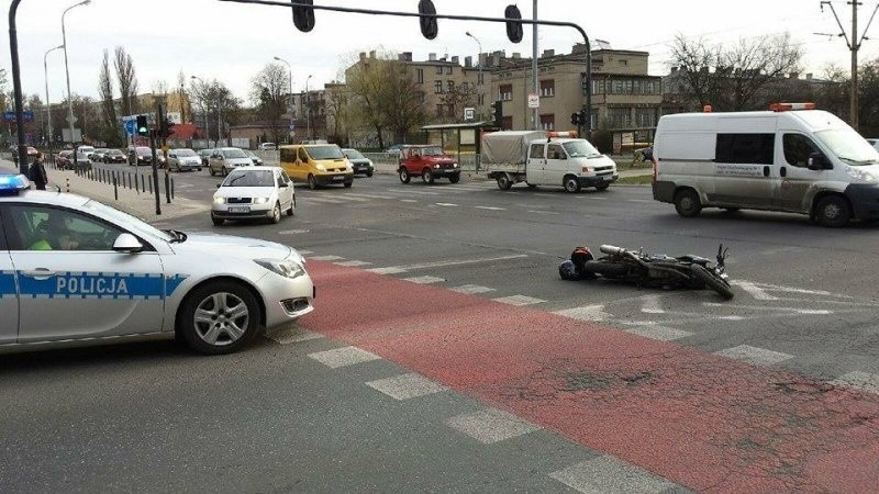 Motocyklista na Politechniki uratował pieszego! Jechał prawidłowo, położył motocykl [zdjęcia] 