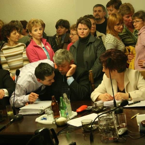 Pracownicy administracji szkół przez pięć godzin przyglądali się przepychankom pomiędzy radnymi a prezydentem Wiesławem Fąfarą.