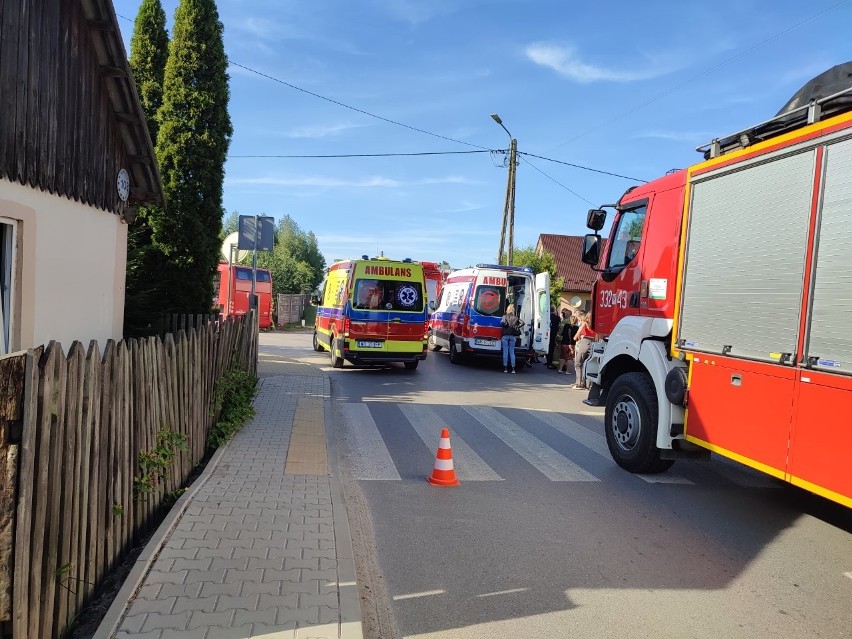 Wypadek w Myśliszewicach w gminie Jedlnia - Letnisko. Osobówka zderzyła się z autobusem szkolnym. Trzy osoby, w tym dwoje dzieci w szpitalu