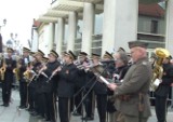 Rynek Kościuszki: Uroczystości Święta Niepodległości. Wspólne śpiewanie pod pomnikiem Piłsudskiego (wideo)