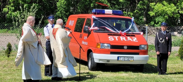 Uroczyste obchody Dnia Strażaka w gminie Wodzisław i poświęcenie samochodu dla Ochotniczej Straży Pożarnej w Mieronicach.
