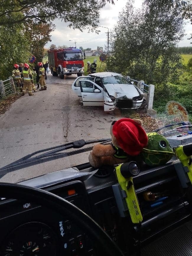 Wypadek w Lisówku w gminie Grójec. Rozbity samochód w rowie, a kierowcy brak