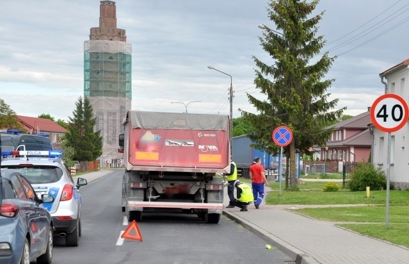 Biała Piska. 65-letni mężczyzna nieoczekiwanie wtargnął na jezdnię i został potrącony przez ciężarówkę (zdjęcia)