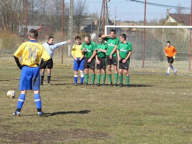 Gracze Widełki (zielone stroje) przegrali kolejny mecz.