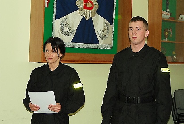 Nowi brodniccy policjanci Anna Konieczka i Mariusz Banacki i z aktami mianowania na stopień posterunkowego. Kolejne awanse zależą już tylko od nich samych.