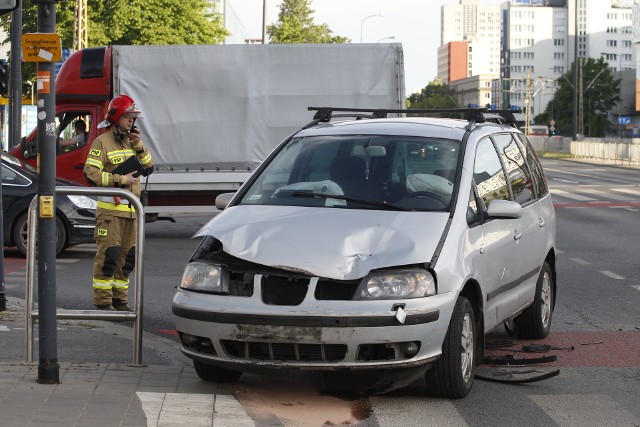 Wypadek na al. Politechniki. Zderzenie samochodów na skrzyżowaniu z Radwańską