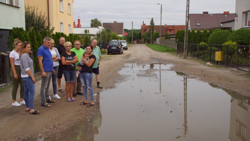 Osiedlowe bajoro w Sławnie. Mieszkańcy walczą o budowę kanalizacji deszczowej [ZDJĘCIA]