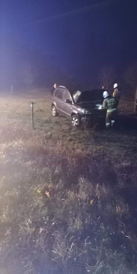 Kowale Oleckie. SUV dachował we mgle. Dwie osoby trafiły do szpitala [ZDJĘCIA]